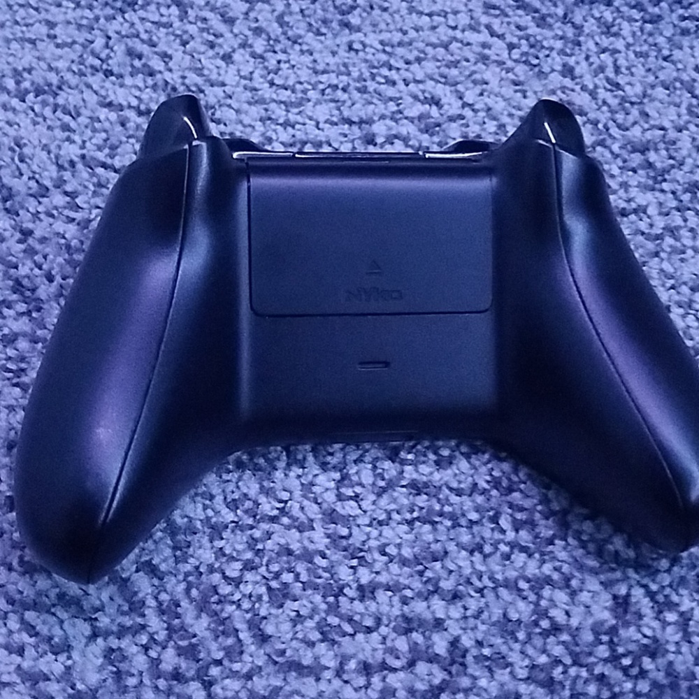 Xbox One Controller - Picture 2 of 3